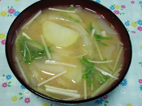 じゃが芋と新玉ねぎと水菜の味噌汁☆